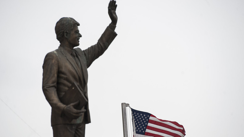 Guerre au Kosovo : un timbre pour Bill Clinton, une statue pour Madeleine Albright