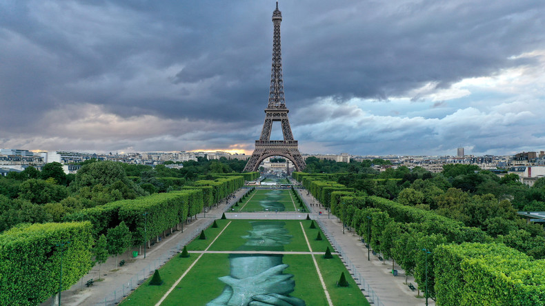 Migrants : une fresque géante sur le Champ de Mars rend hommage à l'action de SOS Méditerranée