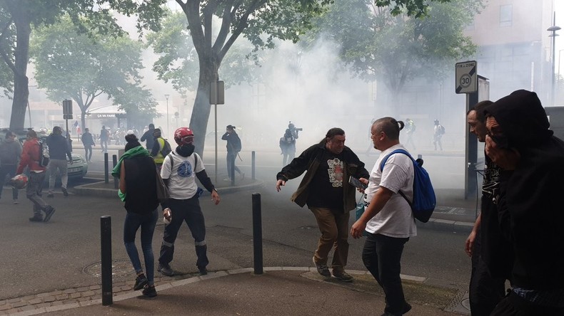 Gilets jaunes : les forces de l'ordre mettent le feu aux parasols d'un café à Toulouse (VIDEOS)