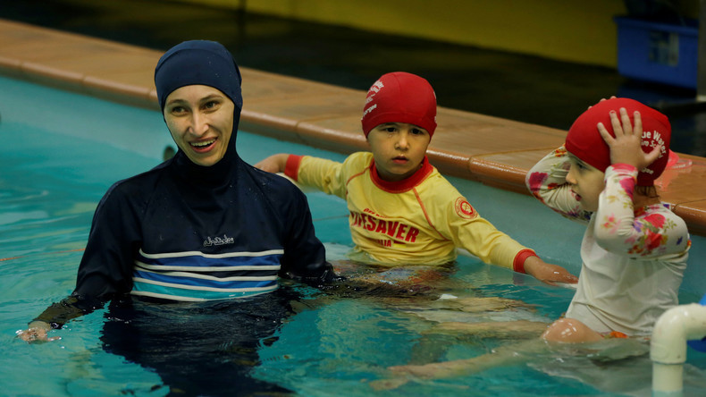Des femmes en burkini organisent une opération coup de poing dans une piscine de Grenoble (VIDEO)