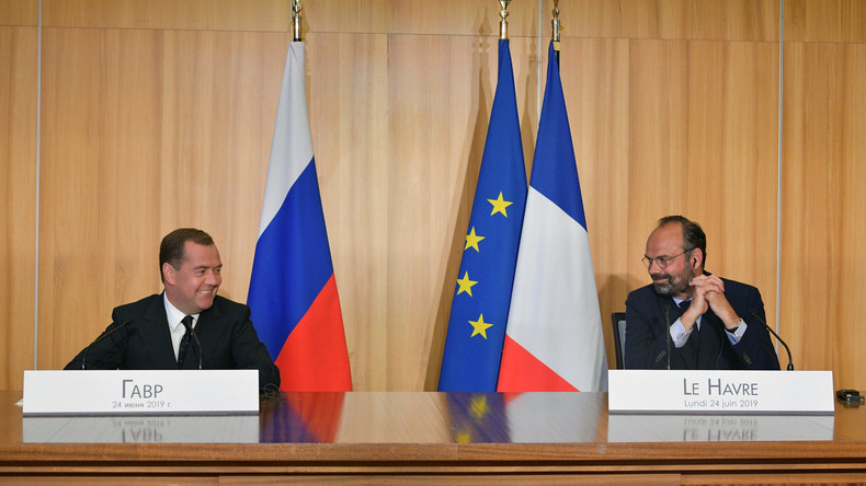 Philippe et Medvedev rappellent leur attachement à la liberté de la presse