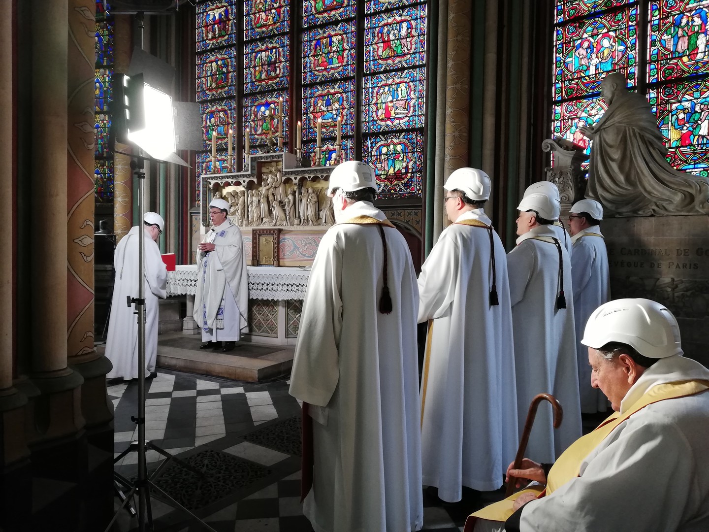 Aubes et casques de chantier : la première messe depuis l'incendie célébrée à Notre-Dame (IMAGES)