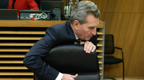 Le commissaire européen au budget et aux ressources humaines Gunther Oettinger, s’accroche à  son siège avant la réunion hebdomadaire des commissaires européens au siège de la Commission européenne à Bruxelles, le 6 février 2019 (illustration).
