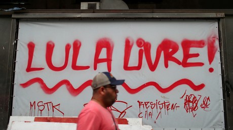 Un homme passe devant un panneau sur lequel est écrit «Lula libre !» (image d'illustration).