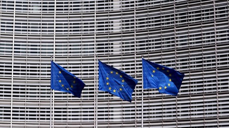 Des drapeaux de l'Union européenne devant la Commission européenne à Bruxelles (image d'illustration).
