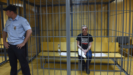 Le journaliste Ivan Golounov dans le box des accusés lors de son audition au tribunal de Moscou, le 8 juin.