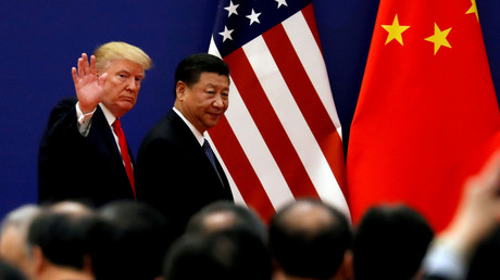 Le président américain Donald Trump et le président chinois Xi Jinping rencontrent des chefs d'entreprise au Grand Palais du peuple à Pékin, en Chine, le 9 novembre 2017 (illustration).