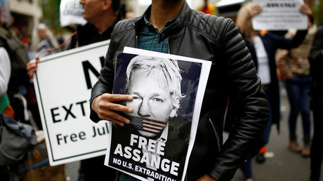 Un manifestant tient une pancarte pour la libération de Julian Assange, devant la Cour de Westminster, le 2 mai à Londres.
