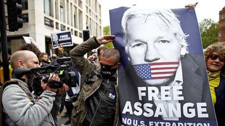 Manifestation pour la libération de Julian Assange devant le tribunal de Westminster, à Londres, en Grande-Bretagne, le 2 mai 2019. 