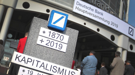En signe de protestation contre la gestion de la Deustche Bank, des petits actionnaires ont installé une maquette de pierre tombale portant l’année de naissance de la banque et celle supposée de sa mort : 2019, le 23 mai 2019 à Francfort (ouest de l’Allemagne) le 23 mai 2019. 