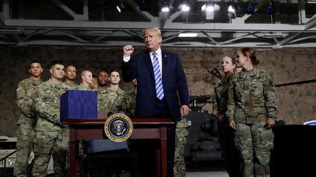 Donald Trump entouré de soldats américains le 13 août 2018 (image d'illustration).