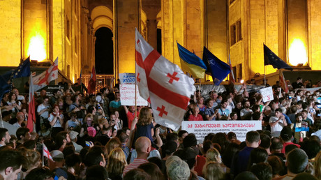 Des drapeaux géorgien, ukrainien, de l'UE ou encore de l'OTAN brandis lors de la manifestation devant le Parlement à Tbilissi, en Géorgie, le 20 juin.
