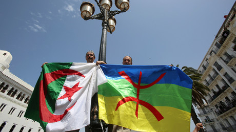 Deux manifestants brandissent les drapeaux algérien et berbère lors d'une manifestation contre le pouvoir à Alger, le 21 juin 2019 (image d'illustration). 