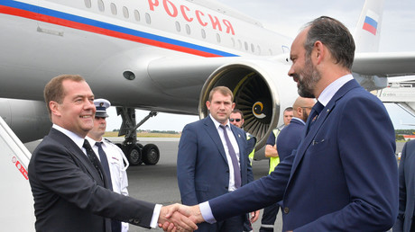 Edouard Philippe accueille Dmitri Medvedv à l'aéroport du Havre le juin. 