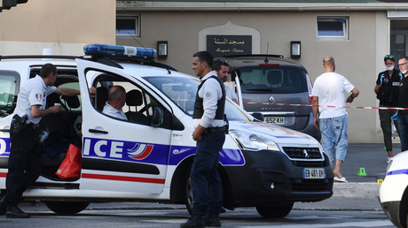 Des policiers devant l'endroit où les tirs ont eu lieu à Brest.