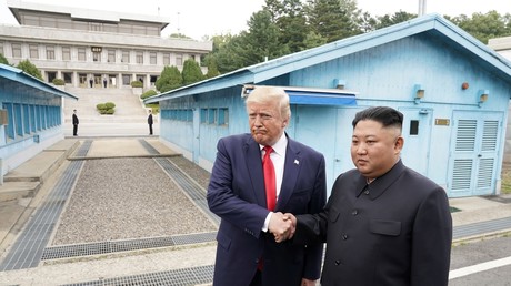 Donald Trump et Kim Jong-un se serrent la main dans la zone démilitarisée entre les deux Corées, le 30 juin 2019.
