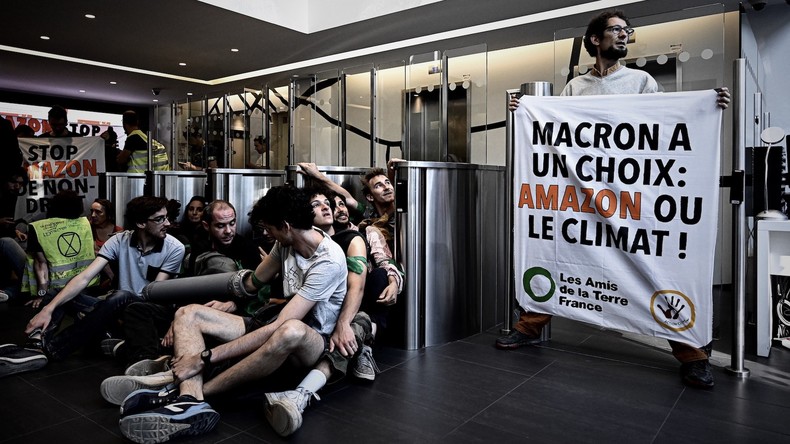 Blocage chez Amazon : les gendarmes évacuent les journalistes... avant les manifestants (IMAGES)