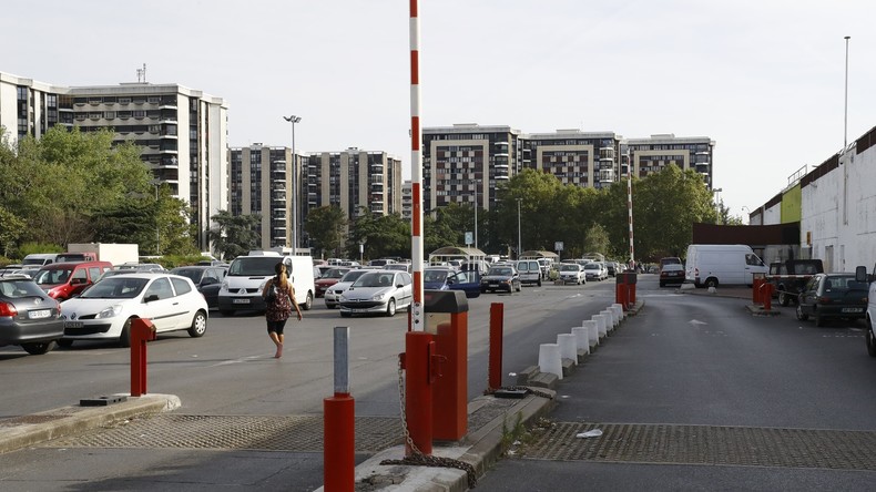 Jets de mortiers, feux d'artifices : des policiers et des pompiers pris pour cible à Grigny (VIDEOS)