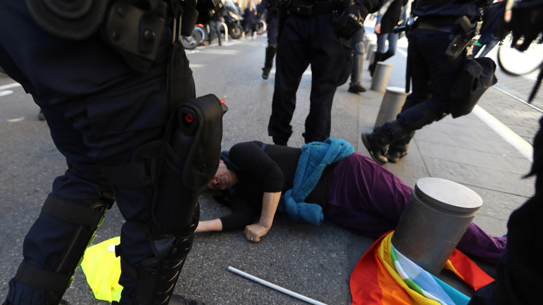 «Médailles de la honte» : l'Intérieur décore des policiers suspectés de violences illégitimes