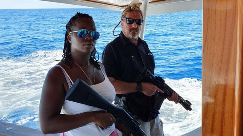 John McAfee pose avec un fusil d'assaut sur son yacht et prétend avoir échappé à la CIA