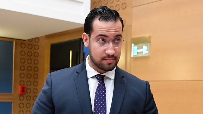 «Tous des cons Alexandre sois zen et fort» : le portable disparu de Benalla livre ses secrets