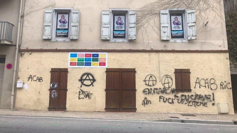 Permanences LREM vandalisées : la démocratie est-elle en danger ?
