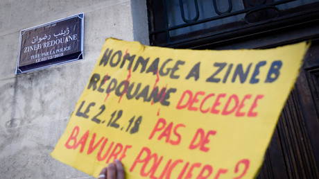 Un manifestant brandit une pancarte en hommage à Zineb Redouane (image d'illustration).