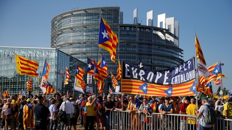 Des militants catalans manifestent devant le Parlement européen le 2 juillet, contre l'impossibilité pour trois indépendantistes élus de siéger pour la session inaugurale.