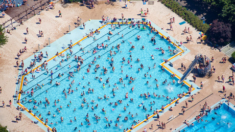 Photo aérienne prise le 30 juin 2019 montrant des personnes au bord d'une piscine extérieure du quartier berlinois de Mariendorf, en Allemagne (image d'illustration).