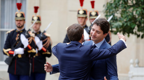 Le président Emmanuel Macron raccompagne le Premier ministre canadien Justin Trudeau après une réunion à l'Elysée à Paris le 7 juin 2019.