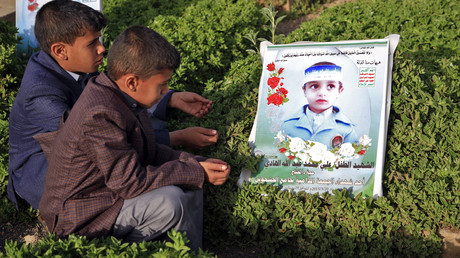 Des enfants yéménites visitent la tombe de proches dans la capitale, Sanaa, le 5 juin 2019.
