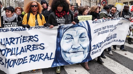 Manifestation contre les violences policières à Paris, le 2 février 2019. Sur la banderole apparaît Zineb Redouane.