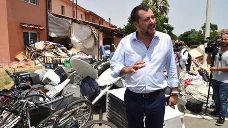 Le ministre italien de l'Intérieur Matteo Salvini assiste à la fermeture du plus grand centre d'accueil de demandeurs d'asile et de migrants d'Europe à Mineo, dans le sud de la Sicile, le 9 juillet 2019.