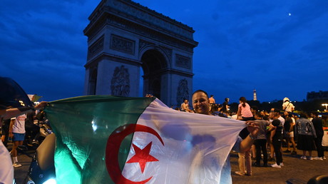 Les supporters algériens célèbrent la victoire de leur équipe près de l'Arc de Triomphe, à Paris, le 11 juillet 2019 (image d'illustration).