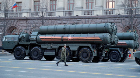 Systèmes de défense anti-missile S-400 lors d'un défilé marquant l'anniversaire de la victoire sur l'Allemagne nazie, à Moscou, en Russie, le 29 avril 2019.