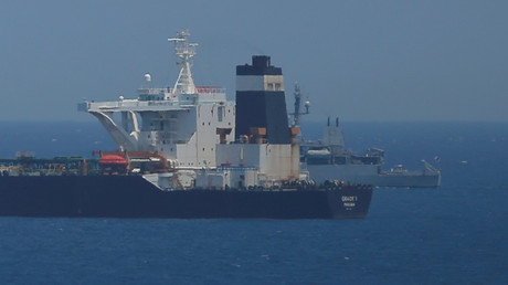 Une patrouille britannique surveille le pétrolier Grace 1, soupçonné de transporter du pétrole iranien en Syrie, alors qu'il est ancré dans les eaux territoriales britanniques d'outre-mer de Gibraltar, le 4 juillet 2019.