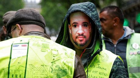Un manifestant Gilet jaune porte un masque représentant Alexandre Benalla, le 5 mai 2019 (image d'illustration).