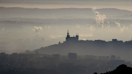 Notre-Dame de Fourvière prise dans un brouillard de pollution, décembre 2016 (image d'illustration).