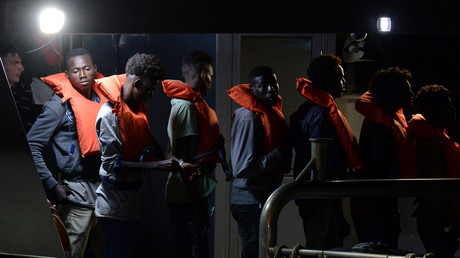 Des migrants, appartenant au groupe sauvé par le navire de sauvetage Alan Kurdi, une ONG battant pavillon allemand, font la queue à Haywharf, à La Valette, le 7 juillet 2019. 