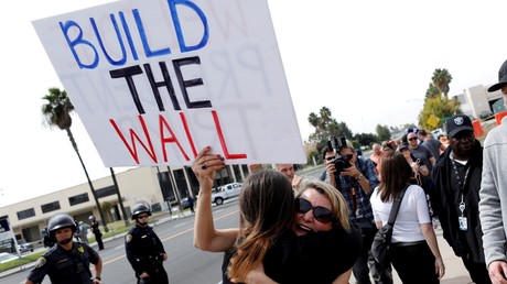 Des partisans de Donald Trump appelant à la construction du mur à la frontière américano-mexicaine, promise par le président américain, à San Diego, en mars 2018 (image d'illustration).