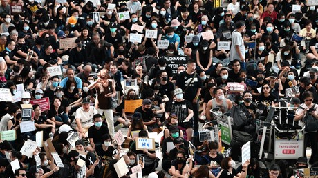 Des manifestants défilent à Hong Kong, le 28 juillet.