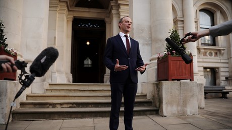 Le 24 juillet 2019, le ministre britannique des Affaires étrangères, Dominic Raab, s’adresse aux médias devant l’immeuble du Foreign Office et du Commonwealth à Londres.
