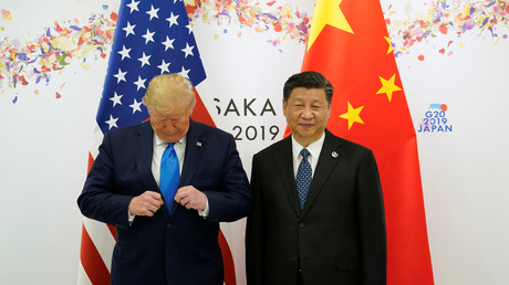 Le président des Etats-Unis Donald Trump et le président chinois Xi Jinping posent avant leur réunion bilatérale lors du sommet du G20 à Osaka, au Japon, le 29 juin 2019.
