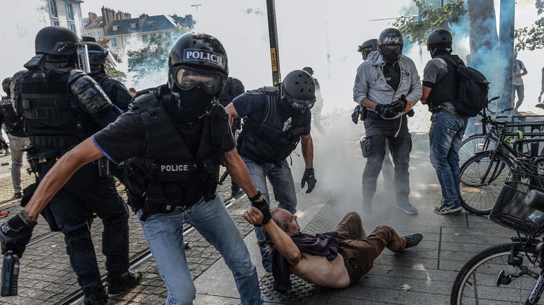 L'image d'un policier semblant étrangler un homme a bien été prise à Nantes lors d'une manifestation
