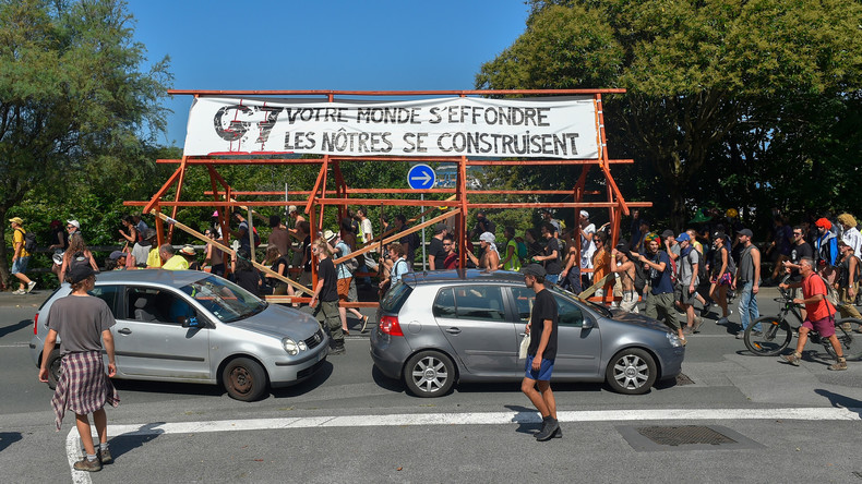 G7 : affrontements en amont du sommet, 17 militants interpellés (IMAGES)