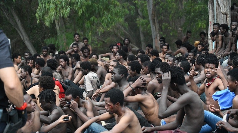Espagne : plus de 150 migrants forcent la frontière, six policiers blessés à Ceuta (VIDEO)