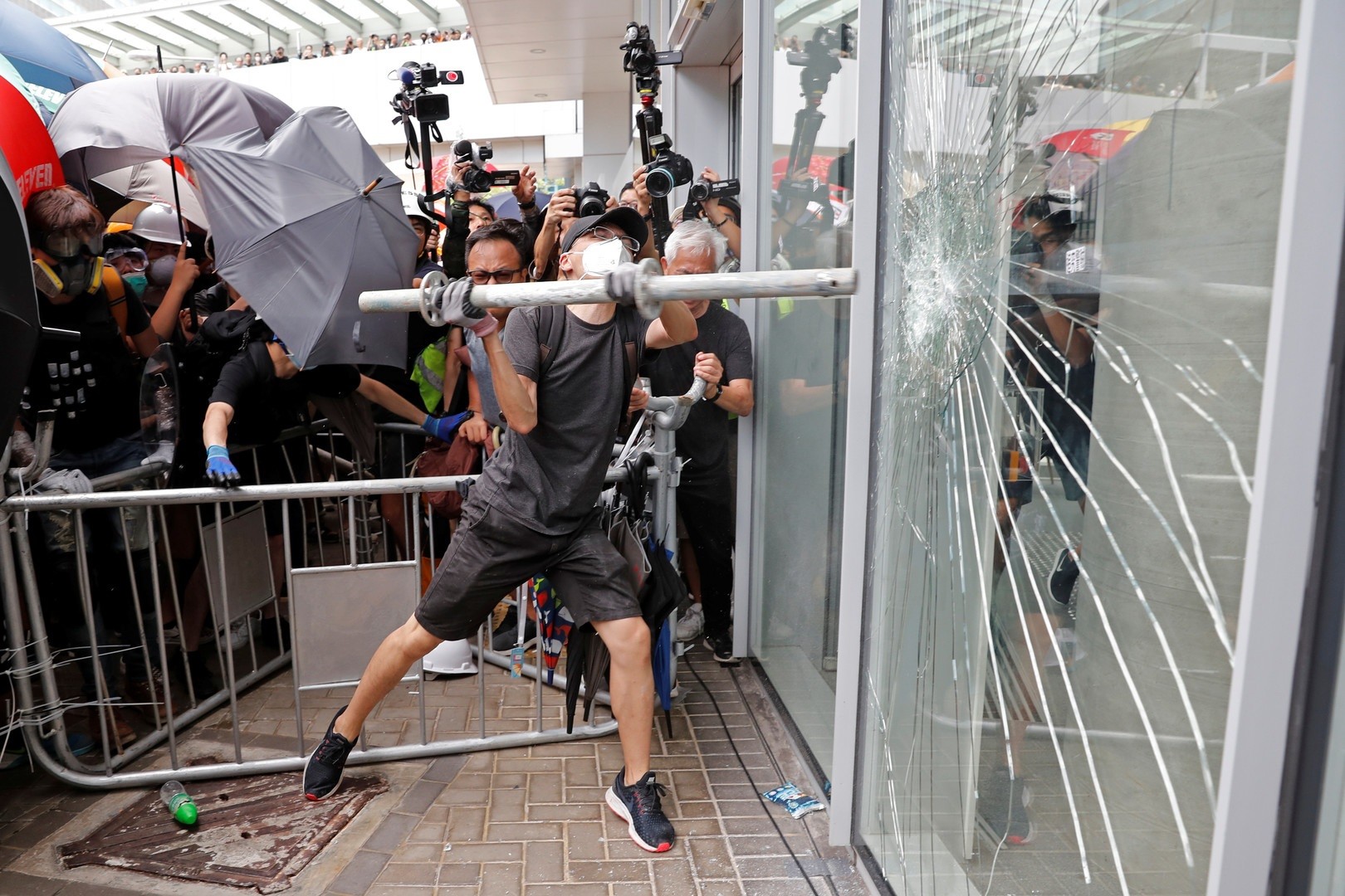 Lacrymo et lasers : les impressionnants heurts entre manifestants et police à Hong Kong (IMAGES)