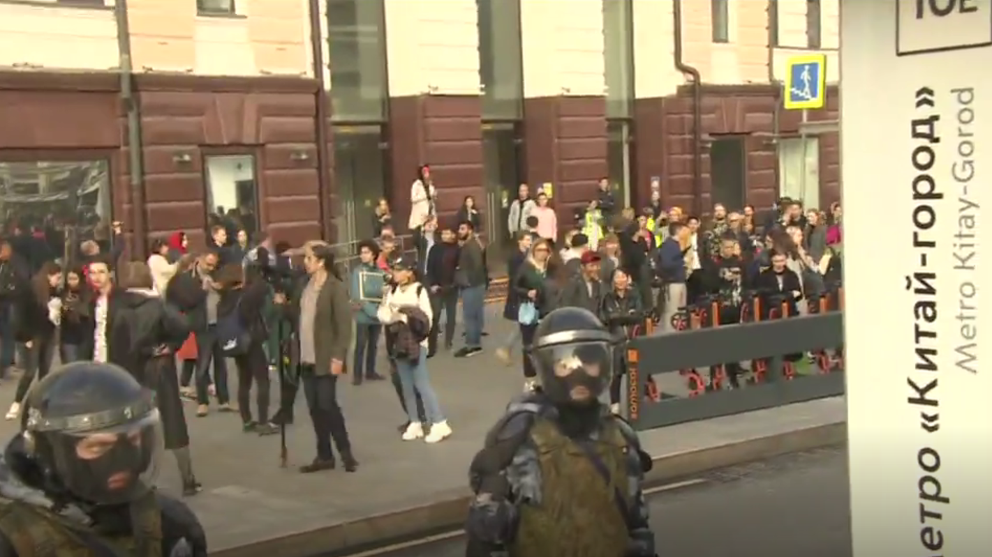 En Russie, les manifestations se poursuivent depuis près d'un mois (IMAGES)