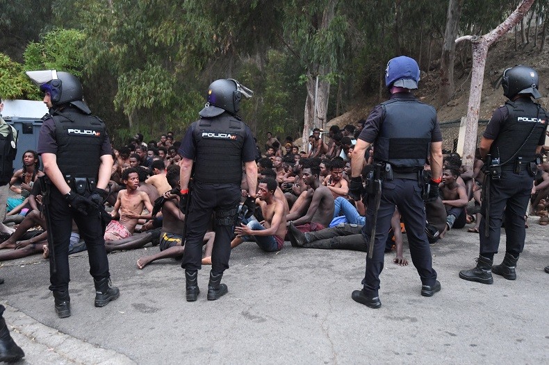 Espagne : plus de 150 migrants forcent la frontière, six policiers blessés à Ceuta (VIDEO)
