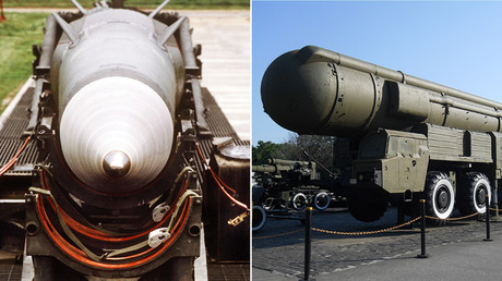 Des munitions bannies par le traité FNI : à gauche, le missile Pershing II
missile ; à droite le SS-20 IRBM.